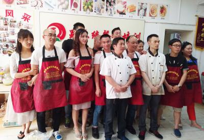 成都小郡肝串串火鍋哪里可以學習正宗底料？短期串串火鍋底料培訓