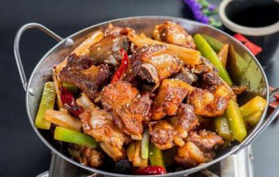 “干鍋排骨”的家常做法，做法簡(jiǎn)單，口感麻辣鮮香