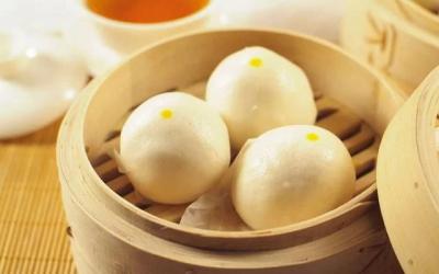 還在用清水蒸饅頭嗎？發(fā)面加“此物”，蒸出來(lái)的饅頭又香又軟！