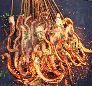四川小吃鐵板魷魚技術(shù)做法哪里好？短期小吃培訓(xùn)中心