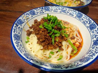 四川擔(dān)擔(dān)面食培訓(xùn)學(xué)校哪家比較好？學(xué)習(xí)正宗擔(dān)擔(dān)面食做法